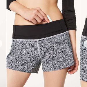 (8) Lululemon Run Times 4” Shorts Daisy Black White Medium Floral Athletic